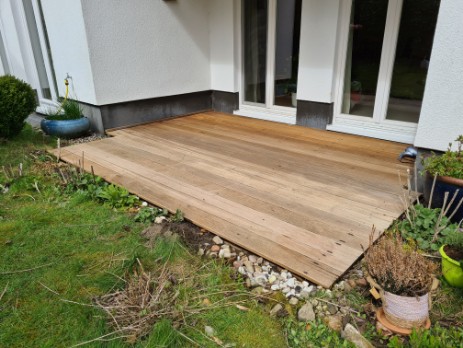 Holzterrasse vor dem Ölen gereinigt Holzterrasse vor dem Ölen gereinigt